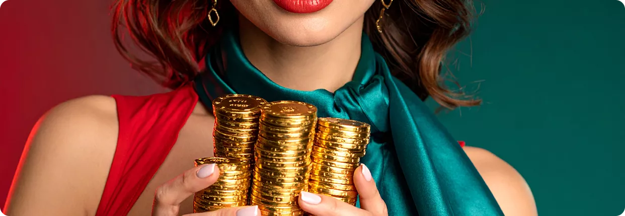 Pin-Up qələbəsi: Qızın əlində qızıl sikkələr. Zənginlik və uğur.